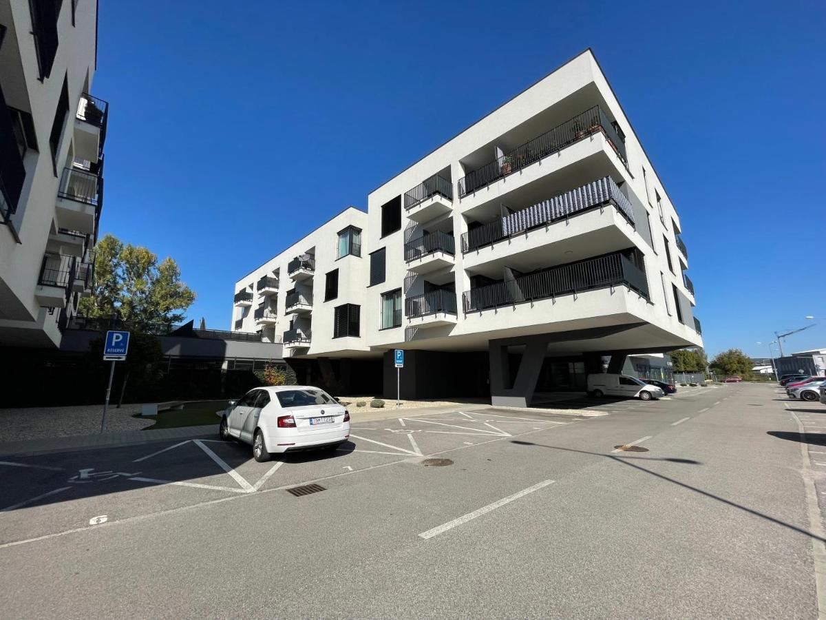 Greenbay Apartment With Free Parking Trenčín Dış mekan fotoğraf